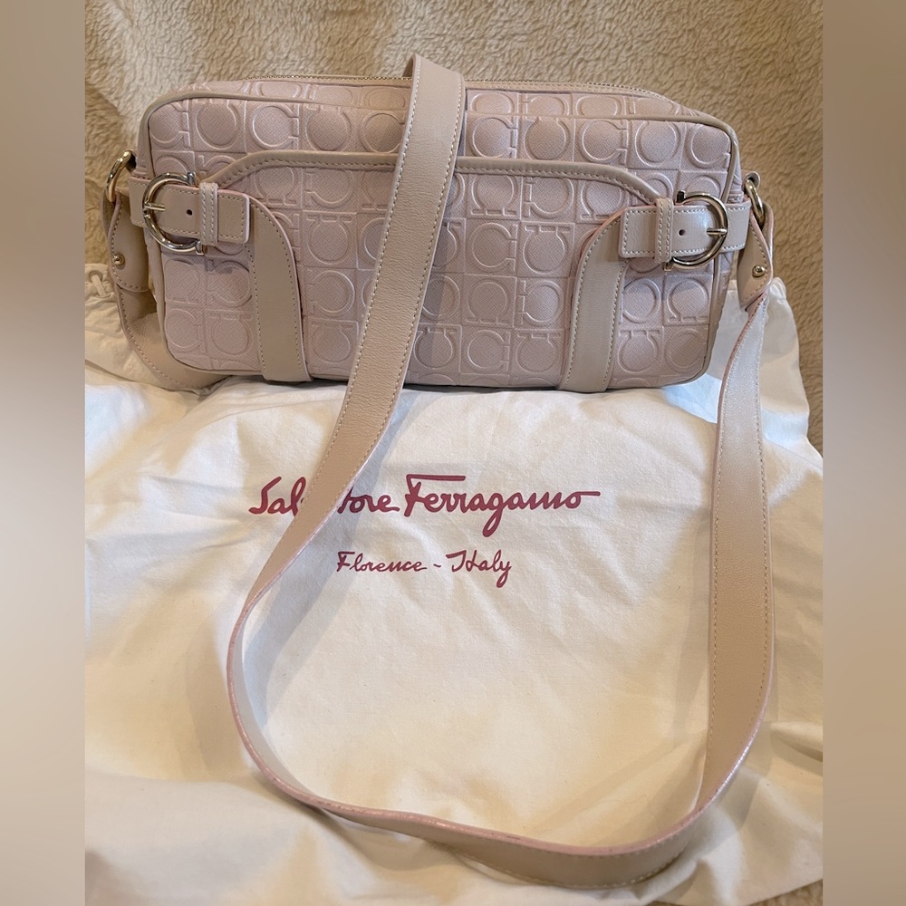 SALVATORE FERRAGAMO
PRE LOVED SALVATORE
FERRAGAMO LIGHT PINK
SHOULDER